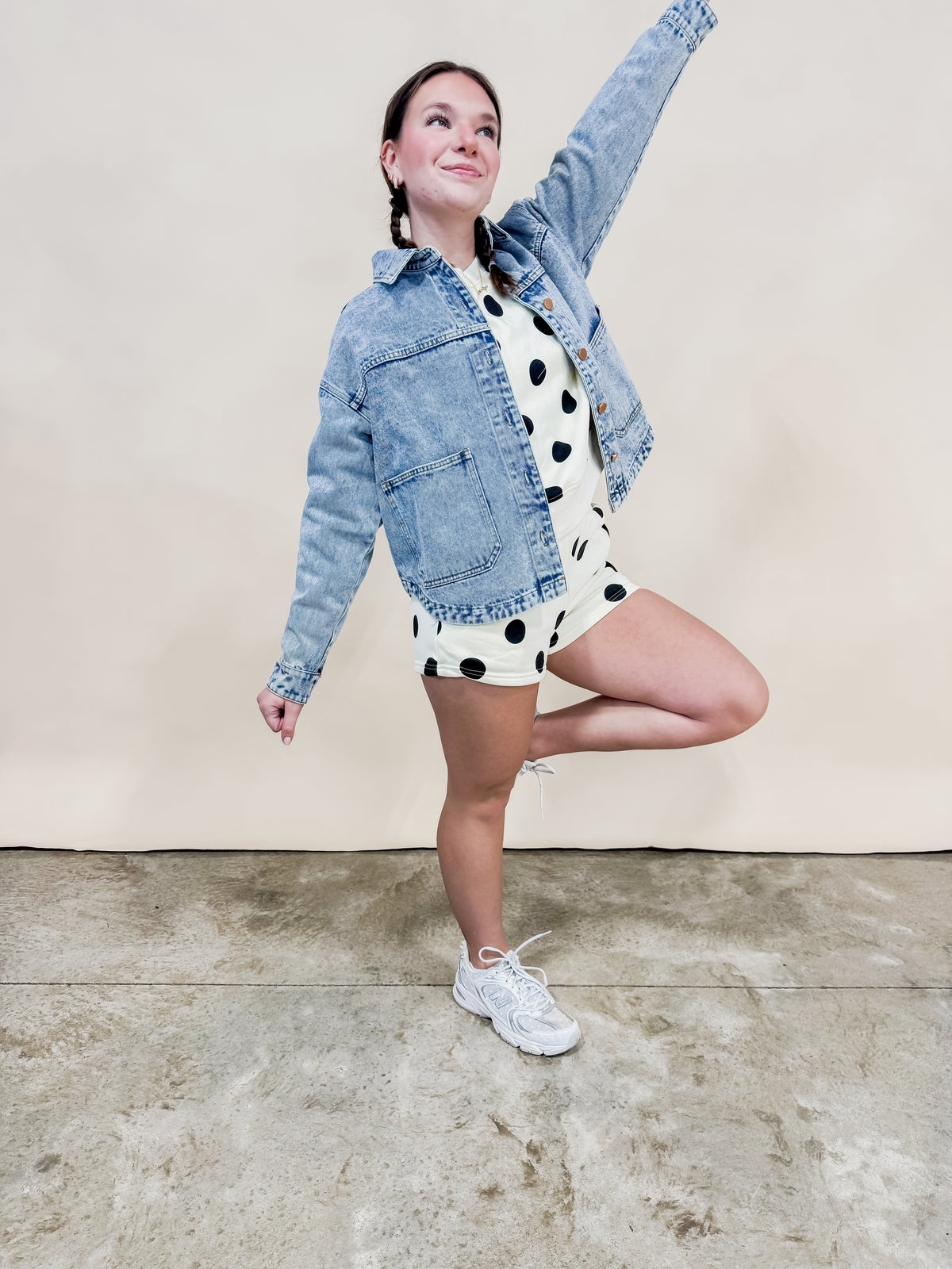 Light wash denim jacket for women paired with polka dot set for a cute casual outfit. 